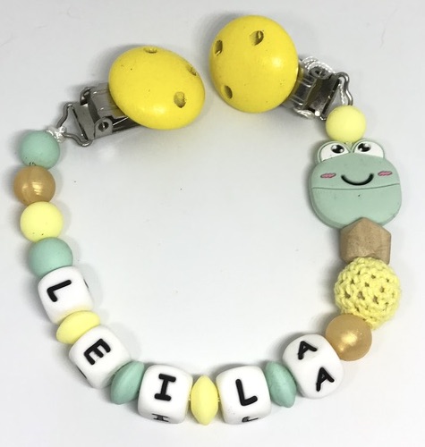 Attache doudou vert grenouille jaune doré prénom Leila