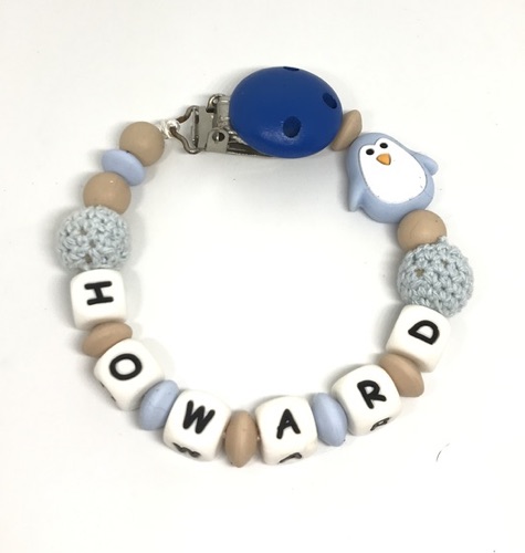 accroche tétine pingouin bleu personnalisée