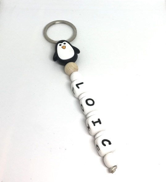 porte clé pingouin noir bois prénom Loic