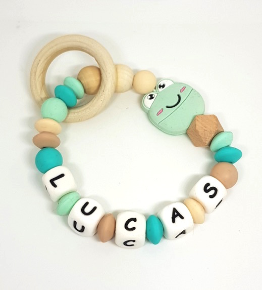 hochet grenouille verte marron prénom Lucas