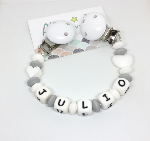 attache-doudou-coeurs-blanc-gris