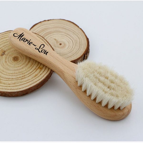 brosse-avec-prenom-grave-pour-bebe-en-bois-apersonnaliser