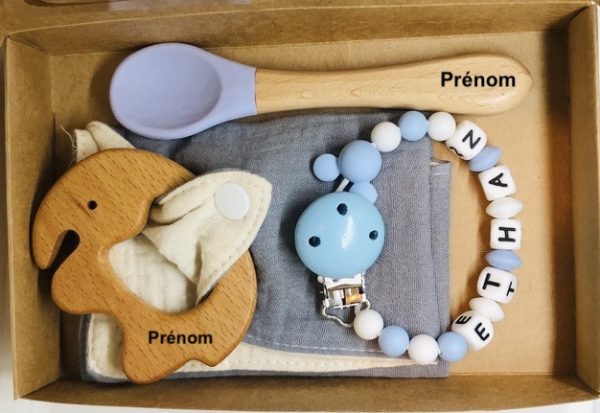 coffret-naissance-attache-tetine-souris-bleu-bavoir-elephant-cuillere-avec-prenom