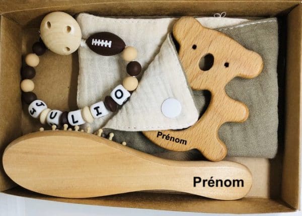 coffret-naissance-bavoir-koala-attache-tetine-ballon-rugby-brosse-avec-prenom