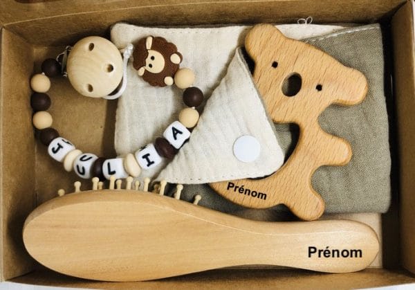 coffret-naissance-bavoir-koala-attache-tetine-mouton-brosse-avec-prenom